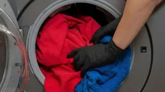 El error más común al lavar ropa que desgasta tu lavadora y tu bolsillo